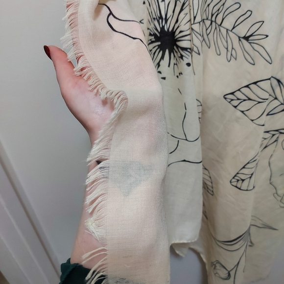 Beautiful scarf - Picture 2 of 4